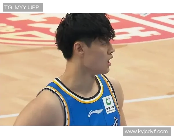 曾凡博突破遭遇压力险些失误及时回传队友化解危机