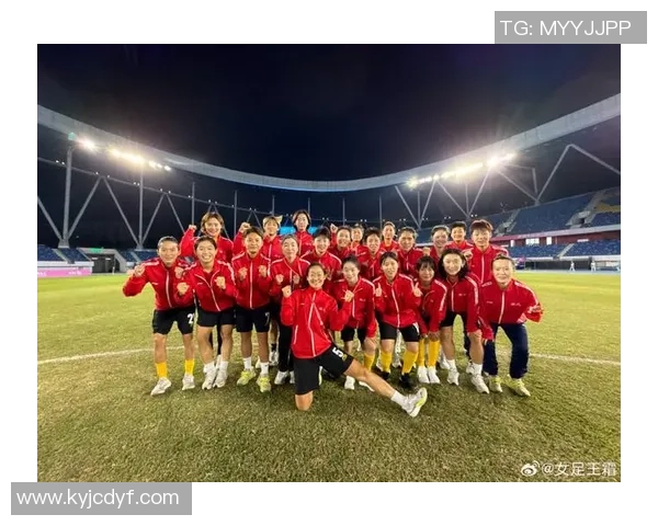 武汉车谷江大女足赛后自豪展示国旗合影庆祝中国骄傲时刻 武汉车谷江大女足赛后自豪展示国旗合影庆祝中国骄傲时刻